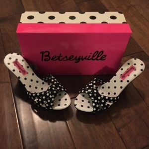 🛍️ Betseyville by Betsey Johnson Bernna Wedges 🛍️